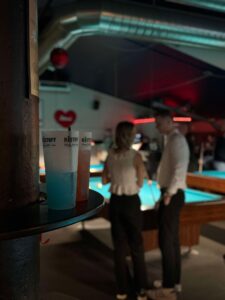 Sharks Pool House Odense er med 19 poolborde Fyns største. cornhole, turnering, dart, beer pong, shuffleboard, spil, bar, hyggelig atmosfære.
