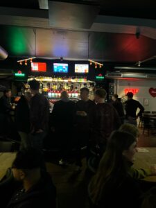 Sharks Pool House Odense er med 19 poolborde Fyns største. cornhole, turnering, dart, beer pong, shuffleboard, spil, bar, hyggelig atmosfære.