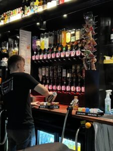 Sharks Pool House Odense er med 19 poolborde Fyns største. cornhole, turnering, dart, beer pong, shuffleboard, spil, bar, hyggelig atmosfære.