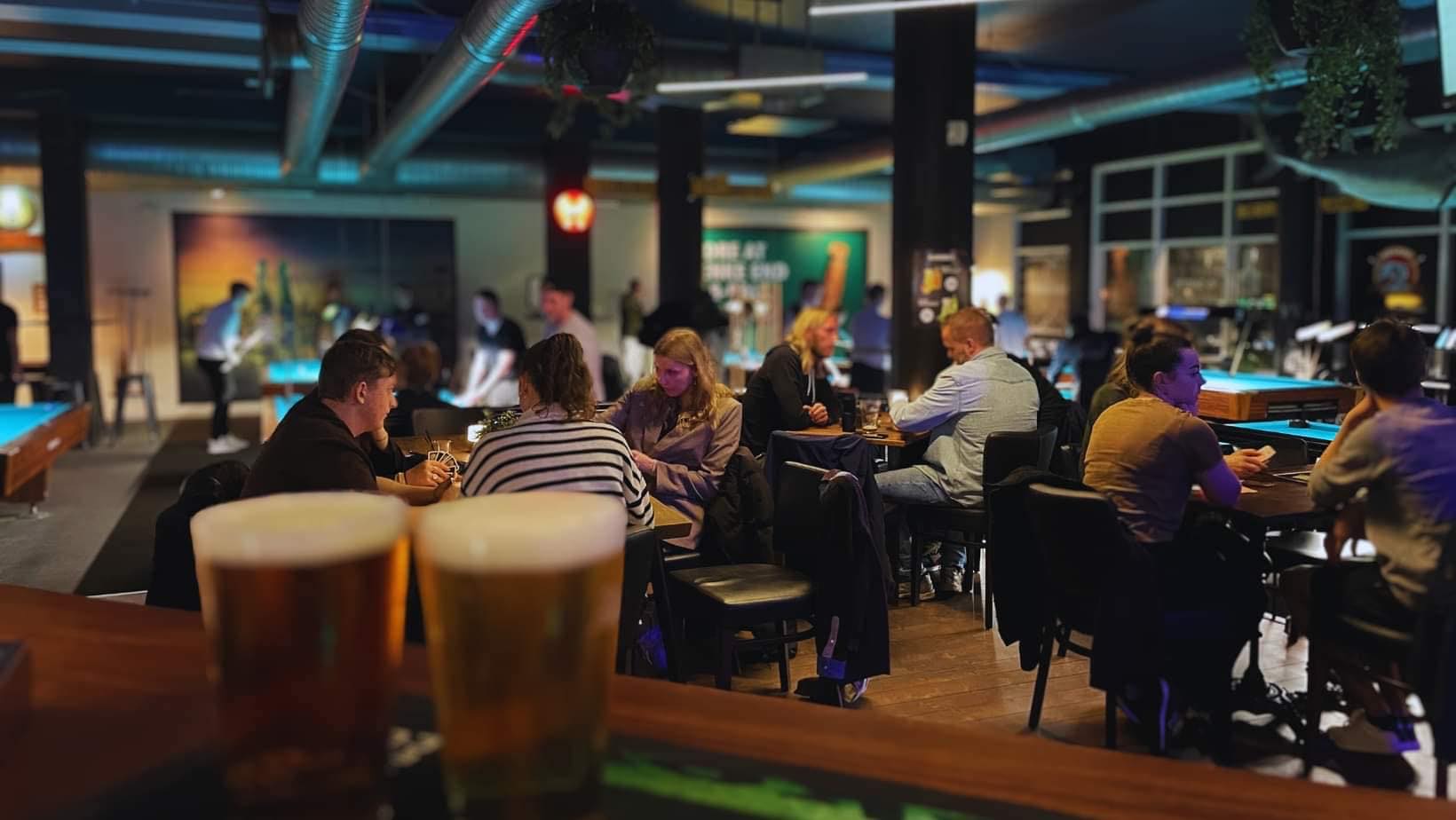 Sharks Pool House Odense er med 19 poolborde Fyns største. cornhole, turnering, dart, beer pong, shuffleboard, spil, bar, hyggelig atmosfære.